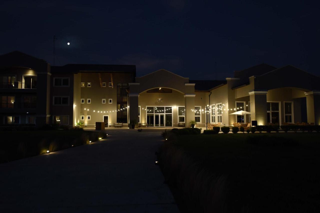 Howard Johnson Resort & Convention Center Ezeiza Bagian luar foto