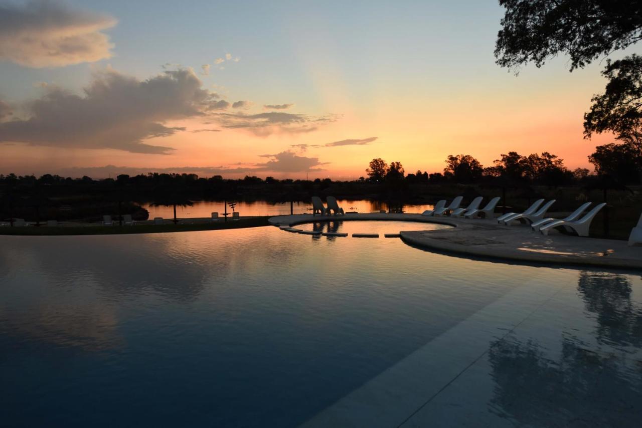 Howard Johnson Resort & Convention Center Ezeiza Bagian luar foto